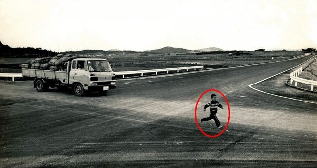 (1973년 호남고속도로 전주-정읍 부근) 호남·남해고속도로가 개통되던 시기에 본선은 왕복 2차로 였으며, 교차로는 평면교차로였다. 주민들의 무단횡단은 물론이고 농기계나 우마차까지도 출입하는 진풍경이 벌어졌다.
