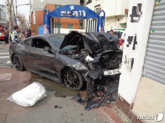 지난 10일 오후 2시 1분께 대전 중구 대흥동의 한 도로에서 10대가 머스탱 승용차를 몰다가 사고를 낸 모습(제공=대전지방경찰청)© 뉴스1