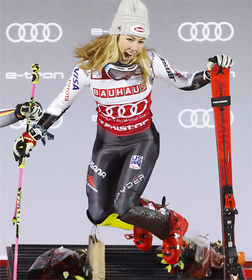 19일(현지 시간) 스웨덴 스톡홀름에서 열린 국제스키연맹(FIS) 월드컵 알파인 여자 평행 회전에서 우승을 차지한 ‘차세대 스키 여제’ 미케일라 시프린이 시상대에서 점프하며 기뻐하고 있다. 이날 우승을 차지한 시프린은 이번 시즌 월드컵에서 14번째 정상에 올라 ‘한 시즌 역대 최다 우승 기록’을 예약했다. 스톡홀름=AP 뉴시스