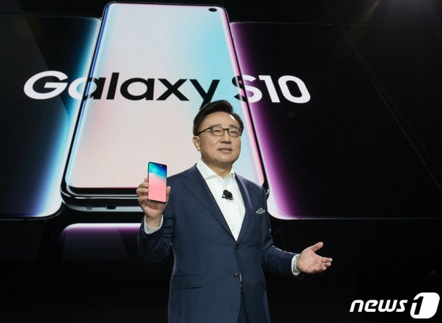 고동진 삼성전자 사장(IM부문장)이 20일(현지시간) 미국 샌프란시스코 빌 그레이엄 시빅 센터(Bill Graham Civic Auditorium)에서 열린 ‘삼성 갤럭시 언팩 2019’에서 전략 스마트폰 ‘갤럭시S10’을 선보이고 있다. (삼성전자 제공) 2019.2.21/뉴스1