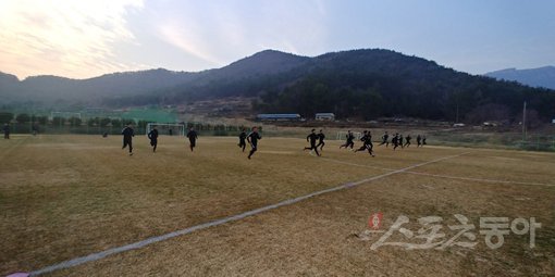 K리그 심판들이 20일 경남 남해시 상주면 축구장에서 전력질주를 하면서 체력훈련을 하고 있다. 사진 | 정지욱 기자 stop@donga.co