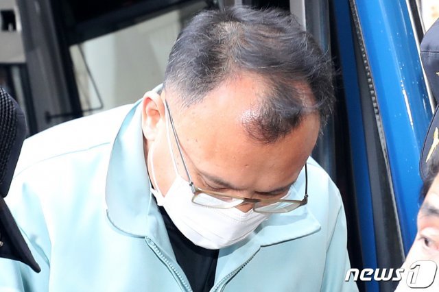 상습폭행과 마약류관리법 등의 혐의를 받는 양진호 한국미래기술 회장이 21일 오전 경기도 성남시 수원지방법원 성남지원에서 열린 2차 공판을 위해 호송차에서 내리고 있다. 2019.2.21/뉴스1 © News1