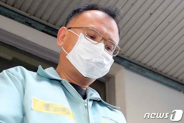 상습폭행과 마약류관리법 등의 혐의를 받는 양진호 한국미래기술 회장이 21일 오후 경기도 성남시 수원지방법원 성남지원에서 열린 2차 공판을 마치고 호송차로 이동하고 있다. 2019.2.21/뉴스1 © News1