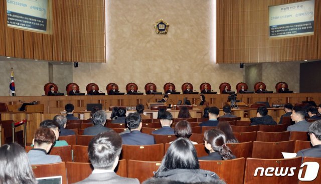 김명수 대법원장이 21일 오후 서울 서초구 대법원에서 열린 전원합의체 선고에 입장하고 있다. © News1