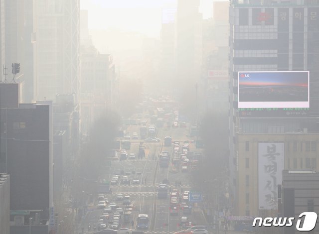 수도권 고농도 미세먼지 예비저감조치가 이틀 연속 발령된 21일 오전 서울 광화문 일대가 미세먼지로 뒤덮여 있다. © News1