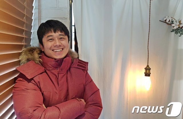 21일 오후 <뉴스1>과 만난 송성훈 경장(38)이 부산 영도구 대교파출소 인근의 한 카페에서 환하게 웃고있다.© 뉴스1