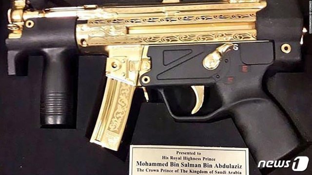 사우디아라비아 왕세자가 파키스탄 의회로부터 선물받은 황금 기관총. (CNN)