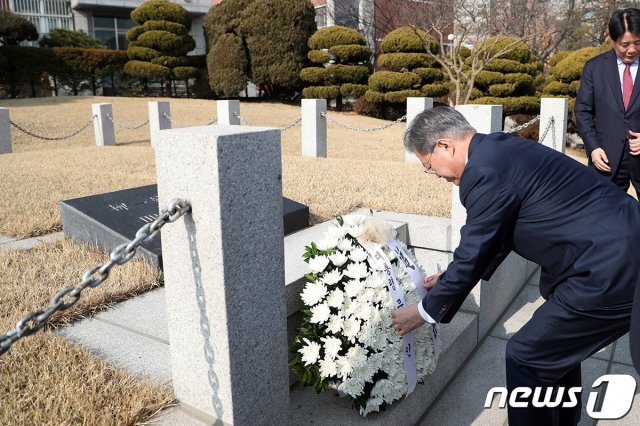 문재인 대통령이 21일 오전 경기도 부천 유한대학교 학위수여식에 참석하기 전 독립운동가이자 유한대학교를 설립한 고 유일한 박사의 묘소를 찾아 참배하고 있다. (청와대 제공)