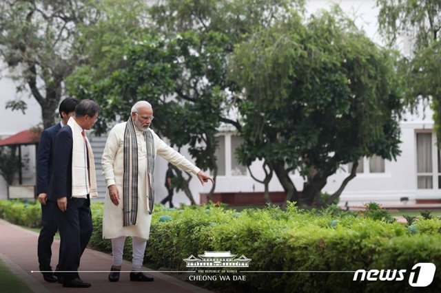 문재인 대통령과 나렌드라 모디 인도 총리가 인도 뉴델리 간디기념관을 방문해 둘러보고 있다. (청와대페이스북)