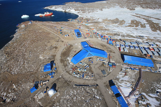 남극 장보고과학기지의 항공사진. 중앙에 세 갈래로 뻗은 건물이 본관이다. 극지연구소 제공