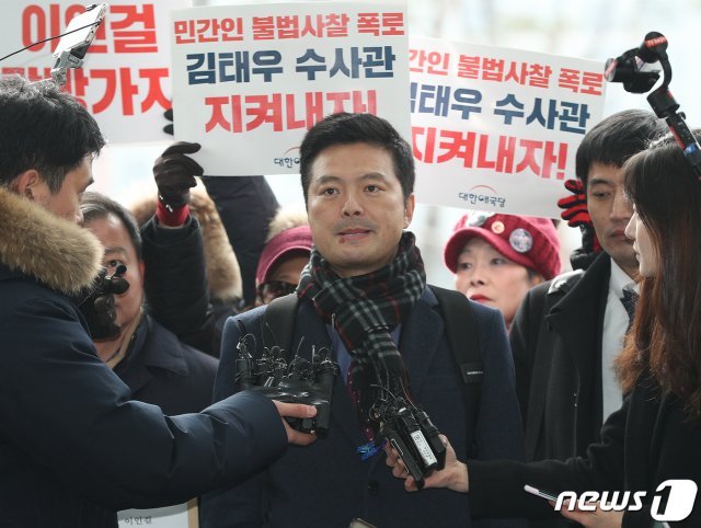 김태우 전 검찰수사관이 20일 서울 송파구 서울동부지검에 고발장을 제출하기 전 기자회견을 하고 있다.