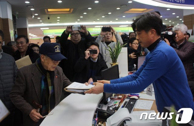 불법 군사재판에 대한 공소기각 판결을 받은 4·3 생존 수형인 18명이 22일 제주지법에 형사보상 청구서를 제출하고 있다. 2019.02.22/뉴스1 © 뉴스1