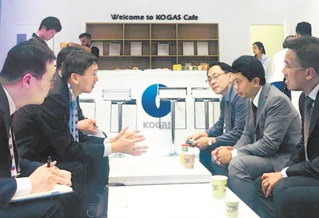 작년 9월 스페인에서 열린 ‘Gastech 2018 콘퍼런스’에서 한국가스공사 담당자가 해외 기업 관계자들과 면담을 하고 있다. 한국가스공사 제공