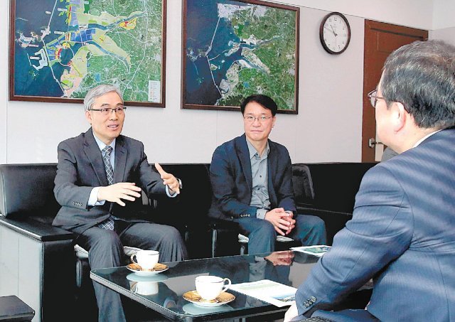 이철우 새만금개발청장과 한국에너지기술평가원 임춘택 원장(왼쪽)이 환담을 나누고 있다. 한국에너지기술평가원 제공