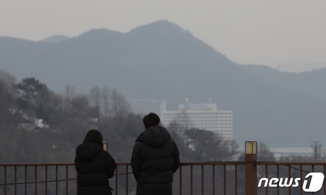 22일 오후 경남 창원시 마산합포구 가포동에서 시민들이 미세먼지 가득한 하늘을 바라보고 있다. © News1