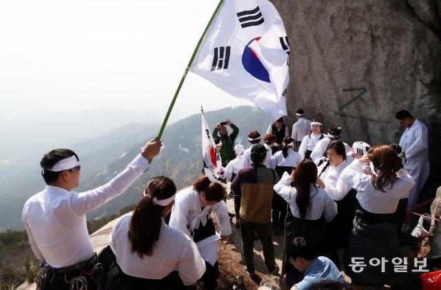 태극기를 흔들며 복장을 갖춰 입고 있다.