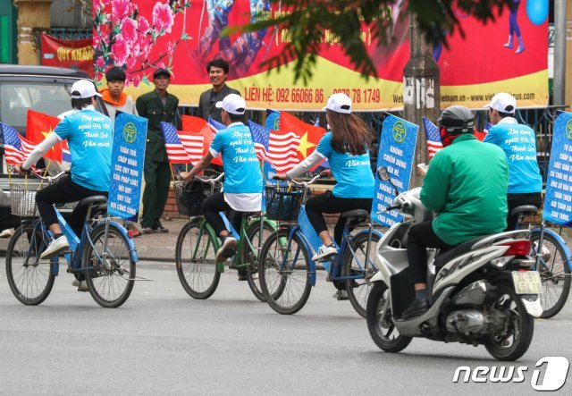2차 북미 정상회담을 사흘 앞둔 24일 오후 베트남 하노이 시내에서 베트남 시민들이 정상회담을 축하하며 자전거 퍼레이드를 하고 있다. 2019.2.24/뉴스1 © News1