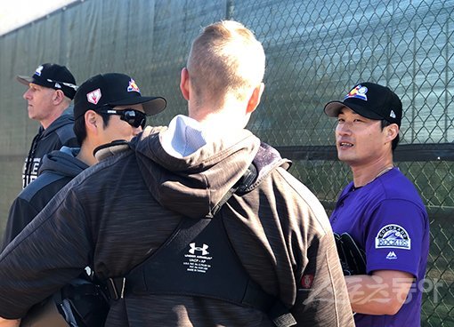 24일(한국시간) 불펜피칭을 마친 뒤 불펜포수와 대화 중인 오승환. 스코츠데일(미 애리조나주)｜최익래 기자 ing17@donga.com