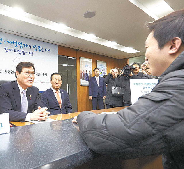 1월 31일 서울 중구 을지로 IBK기업은행 영업부에서 최종구 금융위원장(왼쪽), 김도진 기업은행장(왼쪽에서 두 번째)이 한 자영업자와 ‘초저금리 특별대출’ 상담을 하고 있다. IBK기업은행 제공