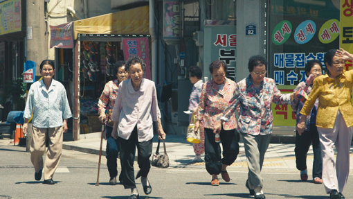 27일 개봉하는 다큐멘터리 영화 '칠곡 가시나들'의 한 장면. 사진제공|단유필름