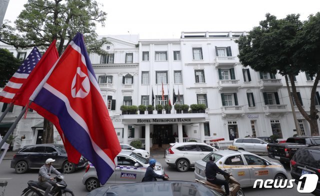 제2차 북미정상회담을 3일 앞둔 24일 베트남 하노이 메트로폴호텔 앞에 미국 성조기와 북한 인공기, 베트남 금성홍기가 걸려있다. 2019.2.24/뉴스1 © News1