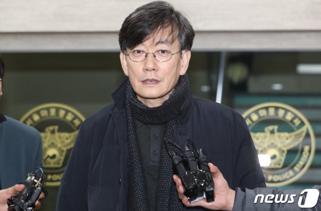 프리랜서 기자 김모씨(49) 폭행하고 협박했다는 의혹을 받는 손석희 JTBC 대표가 17일 새벽 고소인 신분으로 조사를 마친 뒤 서울 마포경찰서를 나서고 있다. 2019.2.17/뉴스1 © News1
