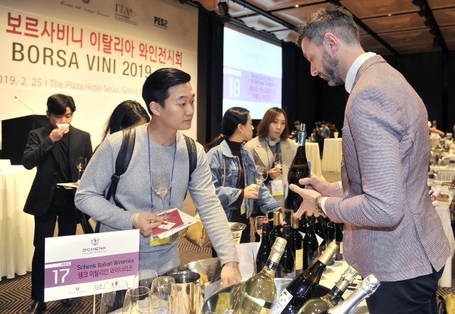 25일 서울플라자호텔 그랜드볼륨에서 열린 이탈리아 무역관 주최 ‘2019 보르사비니(BORSA VINI) 이탈리아 와인전시회’ 개막식에서 국내 소믈리에와 와인 전문인들이 테이블을 돌며 시음하고 있다. 이탈리아 무역관 제공