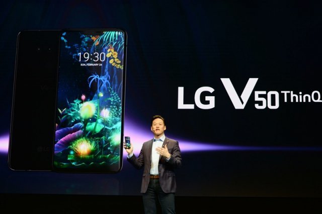 LG전자 미국법인 프랭크 리(Frank Lee)가 LG V50 ThinQ를 소개하고 있다, 출처=IT동아