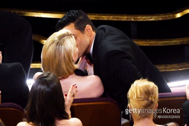 제91회 미국 아카데미상 시상식에서 ‘보헤미안 랩소디’를 통해 실제 연인이 된 루시 보인턴(왼쪽)과 라미 말렉이 남우주연상 발표 직후 키스하고 있다. 사진=게티이미지코리아