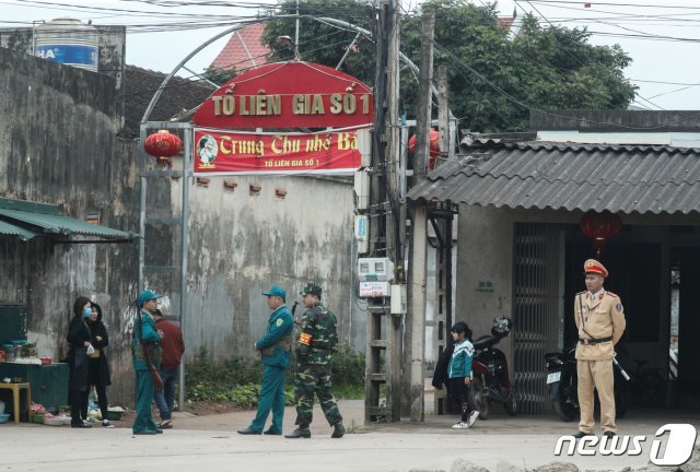 2차 북미정상회담을 이틀 앞둔 25일 베트남 랑선성 방향 국도 1호선 인근 마을에 군인들이 배치되고 있다. 2019.2.25/뉴스1 © News1