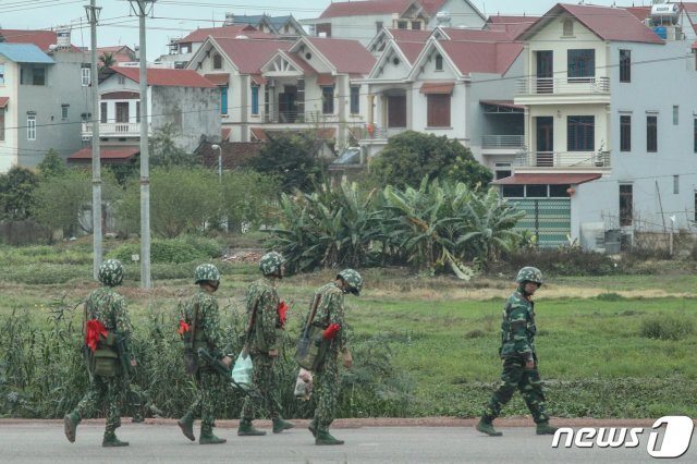 2차 북미정상회담을 이틀 앞둔 25일 베트남 랑선성 방향 국도 1호선 도로에 군인들이 배치되고 있다. 2019.2.25/뉴스1 © News1