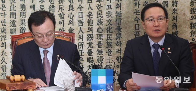 홍영표 “청년 관련 의원들 발언 사죄” 홍영표 더불어민주당 원내대표(오른쪽)가 25일 오전 국회에서 
열린 최고위원회의에서 모두발언을 하고 있다. 홍 원내대표는 회의에서 20대 청년 발언 논란을 언급하며 “원내대표로서 깊은 유감을 
표시하고 머리 숙여 사죄한다”고 말했다. 왼쪽은 이해찬 대표. 안철민 기자 acm08@donga.com