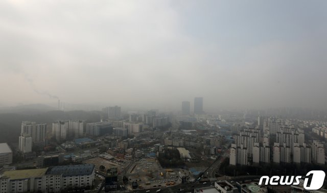 수도권 지역에 초미세먼지 주의보가 발령된 25일 오전 경기 수원시 영통구의 도심이 미세먼지와 안개로 뿌옇게 보이고 있다. 2019.2.25/뉴스1 © News1