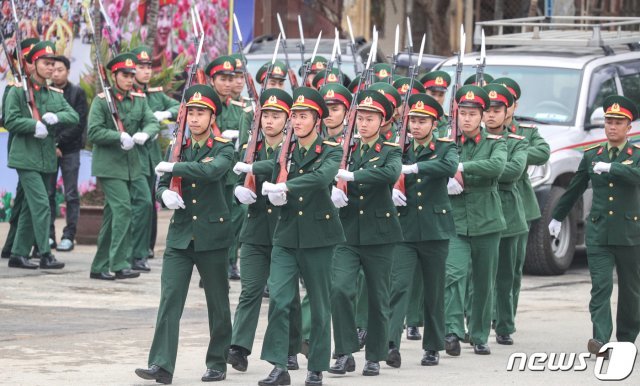 북미정상회담을 이틀 앞둔 25일 김정은 북한 국무위원장이 특별열차편으로 도착할 것으로 예상되는 베트남 랑선성 동당역에 베트남 의장대가 도착하고 있다. © News1