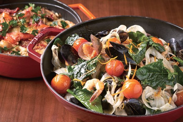 프랑스 남부 항구도시 마르세유의 대표 음식 부야베스는 각종 해산물과 채소가 먹음직스러운 국물 요리다.