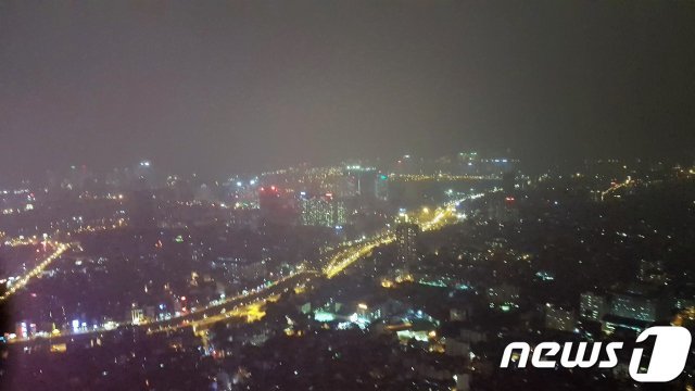 25일 베트남 롯데센터하노이 전망대에서 바라본 도심 야경. 2019.2.25/뉴스1 © News1