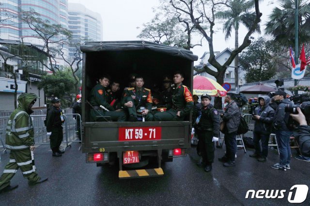 제2차 북미정상회담을 하루 앞둔 26일 김정은 북한 국무위원장 숙소로 유력한 베트남 하노이 멜리아호텔로 공안병력을 태운 차량이 들어서고 있다. 2019.2.26/뉴스1 © News1