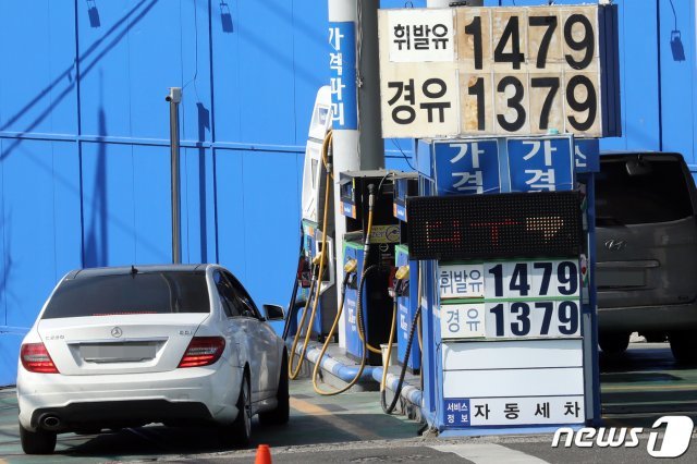 서울 시내 한 주유소에서 휘발유를 리터당 1,479원, 경유를 1,379원에 판매하고 있다. © News1