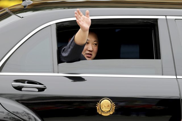 김정은 북한 국무위원장이 26일 오전 열차 편으로 베트남 동당역에 도착해 환영식을 마친 후 북-미 정상회담이 열리는 하노이로 향하는 차량에 탑승해 손을 흔들어 인사하고 있다. 동당=AP뉴시스