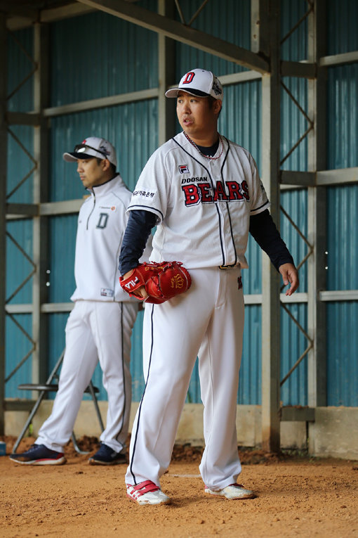 두산 베어스 유희관이 일본 미야자키 캠프에서 피칭을 하고 있다. 사진제공 ｜ 두산 베어스