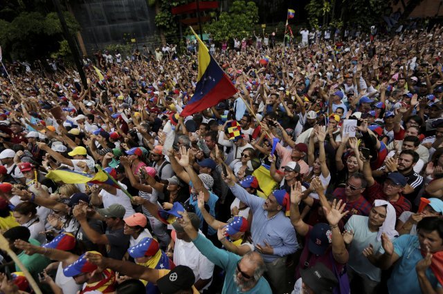 정권 교체를 요구하는 베네수엘라 군중들의 시위. 카라카스=AP 뉴시스