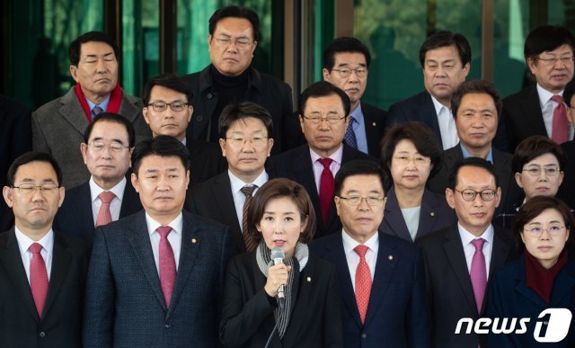 나경원 자유한국당 원내대표가 26일 환경부 블랙리스트 의혹과 관련 서울 서초구 대검찰청을 항의방문해 문무일 검찰총장과 만나지 못하고 청사를 빠져나와 발언하고 있다. 2019.2.26/뉴스1 © News1