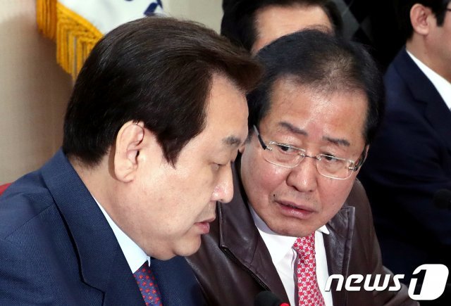 홍준표 자유한국당 전 대표(오른쪽)와 김무성 전 대표. 2018.3.22/뉴스1 © News1