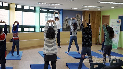 서울삼선초등학교 아이들이 강사에게 국학기공 수업을 받고 있다. 국학기공은 아이들의 건강뿐만 아니라 정서함양, 자존감을 높이는 데에도 탁월한 효과가 있는 것으로 알려졌다. 윤종혁 PD jh-yoon@donga.com