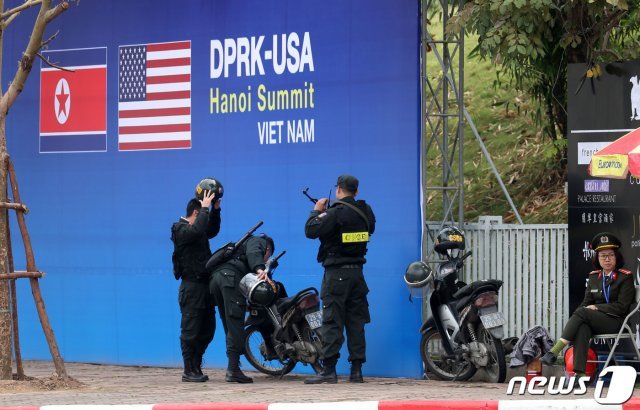 제2차 북미정상회담을 이틀 앞둔 25일 도널드 트럼프 미국 대통령의 숙소로 유력한 베트남 하노이 JW메리어트호텔에 무장병력이 경계근무를 하고 있다. 2019.2.25/뉴스1 © News1