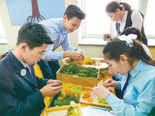 몽골 학생들이 19일 해외 봉사에 나선 인하대생의 도움을 받아 공기 정화 기능이 있는 ‘스칸디아모스 액자’를 만들고 있다. 인하대 제공