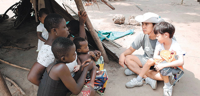 탤런트 정태우 씨(오른쪽에서 두 번째)는 국제구호단체 기아대책 홍보대사로 1999년부터 지금까지 인연을 이어오고 있다. 2017년에 정 씨는 아들과 함께 아프리카 토고에 봉사활동을 다녀오기도 했다. 기아대책 제공