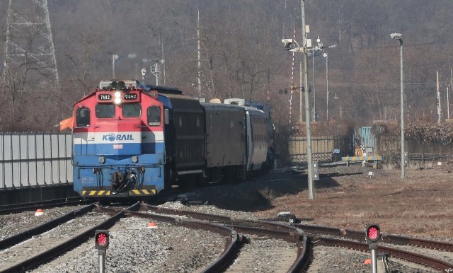 남북 철도공동조사에 나섰던 우리 측 조사단이 탄 열차가 지난해 12월 18일 경기 파주 도라산역으로 돌아오고 있다. 동아일보DB