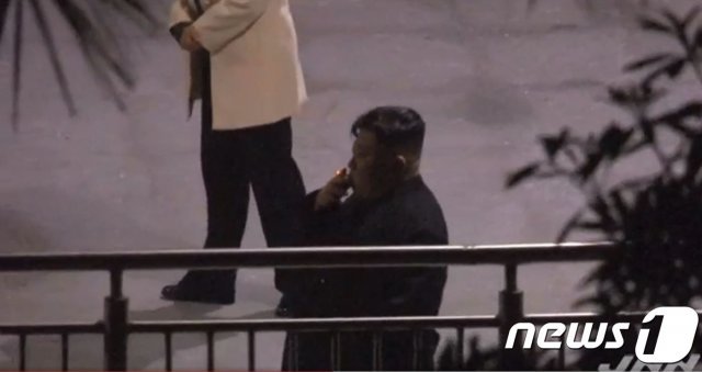김정은 북한 국무위원장이 26일 오전 중국 남부 난닝역에 도착한 특별열차에서 내려 담배를 피우며 휴식을 취하고 있다. (일본 TBS 캡처) © 뉴스1
