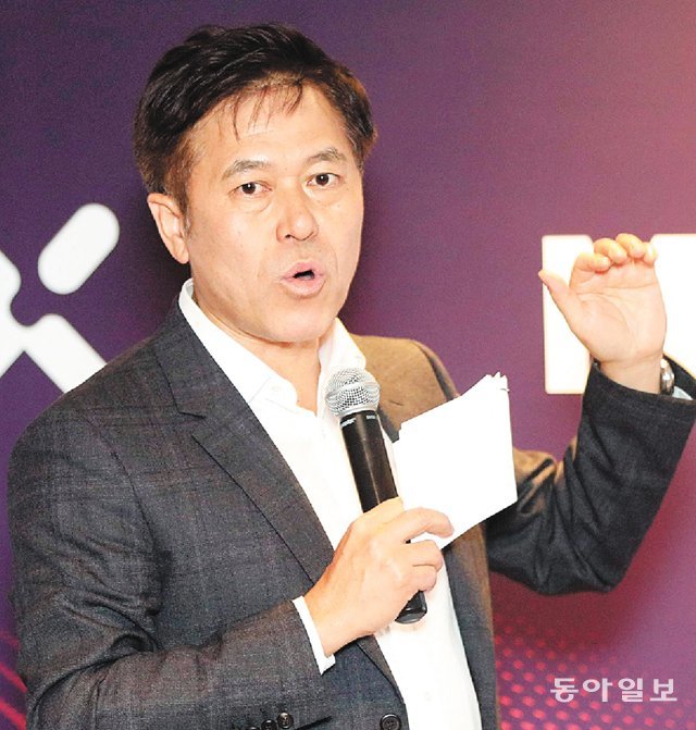 박정호 SK텔레콤 사장이 25일(현지 시간) 스페인 바르셀로나 미라마르 호텔에서 열린 MWC 2019 한국 기자 간담회에서 5G 시대 ‘초(超)혁신’ 비전을 설명하고 있다. 바르셀로나=사진공동취재단